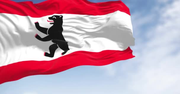 Σημαία Του Βερολίνου Κυματίζει Στον Άνεμο Μια Καθαρή Μέρα Τρεις — Αρχείο Βίντεο