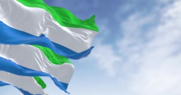 Tres Banderas Nacionales Sierra Leona Ondeando Viento Día Despejado Tricolor — Vídeo de stock