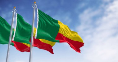 Üç Benin bayrağı dalgalanıyor. Uçan tarafta iki yatay sarı ve kırmızı şerit ve kaldırmada da yeşil dikey şerit. 3D illüstrasyon canlandırıcı. Kanat çırpan kumaş. Seçici odak