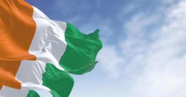 Bendera Nasional Pantai Gading Mengibarkan Angin Pada Hari Yang Cerah — Stok Video