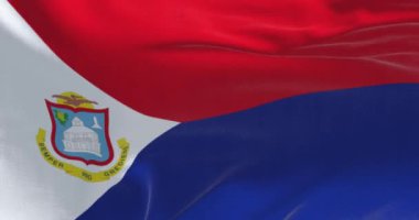 Açık bir günde rüzgarda dalgalanan Sint Maarten bayrağının yakın çekimi. Hollanda Krallığı 'ndaki kurucu ülke. Kusursuz 3 boyutlu animasyon. Yavaş çekim döngüsü