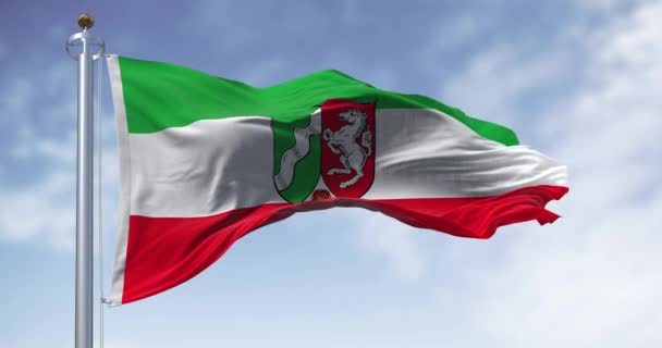 Σημαία Της Βόρειας Ρηνανίας Βεστφαλίας Κυματίζει Στον Άνεμο Μια Καθαρή — Αρχείο Βίντεο