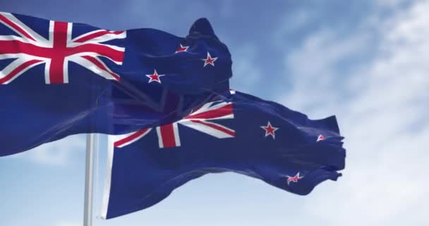 Εθνική Σημαία Νέας Ζηλανδίας Κυματίζει Μια Σαφή Ημέρα Μπλε Σημαιοφόρος — Αρχείο Βίντεο