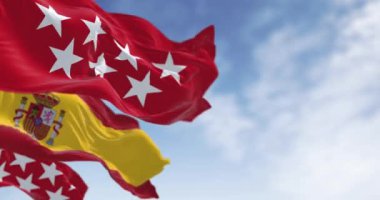Madrid Topluluğunun rüzgarda dalgalanan bayrağı. Kırmızı, yedi gümüş uçlu, beş köşeli yıldız. Kusursuz 3 boyutlu animasyon. Yavaş çekim döngüsü. Seçici odak