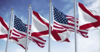 Güneşli bir günde Birleşik Devletler ve Alabama bayrakları birlikte dalgalanıyor. Alabama bayrağında beyaz bir tarlada kırmızı bir haç var. Kusursuz 3 boyutlu animasyon. Yavaş çekim döngüsü. Seçici odak