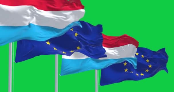 ルクセンブルクと欧州連合の旗は緑の背景で孤立した シームレス3Dレンダリングアニメーション クロマキー スローモーションループ グリーン スクリーン 4Kについて 選択的なフォーカス — ストック動画