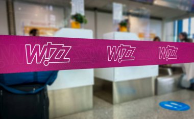 Budapeşte, HU, 13 Mayıs 2024; Wizz Air 'in kontrol girişi canlı mor bir kurdele ile işaretlenmiştir..