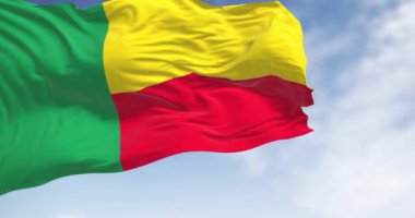 Benin Ulusal Bayrağı 'nın yakın çekimi. Uçan tarafta iki yatay sarı ve kırmızı şerit ve kaldırmada da yeşil dikey şerit. Kusursuz 3 boyutlu animasyon. Yavaş çekim döngüsü. Seçici odak