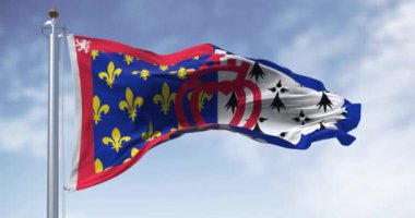 Pays de la Loire Fransız bölgesinin bayrağı açık bir günde rüzgarda sallanıyor. Fransız idari bölgesi. Kusursuz 3 boyutlu animasyon. Yavaş çekim döngüsü. Seçici odak