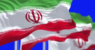 Mavi arka planda izole edilmiş üç İran bayrağının yakın çekimi. Kusursuz 3D canlandırma animasyonu. Krom anahtar. Yavaş çekim döngüsü. Mavi ekran. 4 bin. Seçici odak