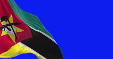 Mozambik ulusal bayrağının mavi arka planda izole bir şekilde dalgalanması. Kusursuz 3D canlandırma animasyonu. Krom anahtar. Yavaş çekim döngüsü. Mavi ekran. 4 bin. Seçici odak