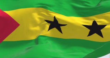 Sao Tome ve Principe 'nin milli bayrağının rüzgarda sallanışının yakın çekimi. Gine Körfezi 'ndeki ada ülkesi. Kusursuz 3 boyutlu animasyon. Yavaş çekim döngüsü