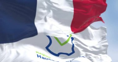 Hauts-de-France ve ulusal Fransız bayrakları açık bir günde dalgalanıyor. Fransa 'nın en kuzeyindeki bölge. Fransız idari bölgesi. Kusursuz 3 boyutlu animasyon. Yavaş çekim döngüsü. Seçici odak