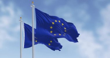 Açık bir günde rüzgarda dalgalanan iki Avrupa Birliği bayrağı. Bayraklar AB üye ülkeleri arasındaki birliği ve işbirliğini simgeliyor. 3D canlandırma canlandırması. Yavaş çekim döngüsü. Seçici odak