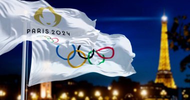 Paris, FR, 1 Haziran 2024: Paris 2024 ve Olimpiyat bayrakları rüzgarda dalgalanırken arka planda bulanık gece Paris silueti vardı. Gerçekçi 3D çizim. İllüstrasyon Editörü