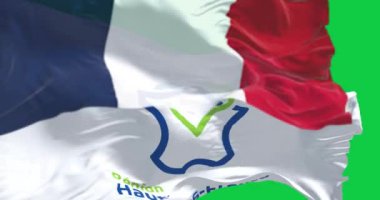 Hauts-de-France ve ulusal Fransız bayrakları yeşil arka planda izole edilmiş. Kusursuz 3D canlandırma animasyonu. Krom anahtar. Yavaş çekim döngüsü. Yeşil ekran. 4 bin. Seçici odak