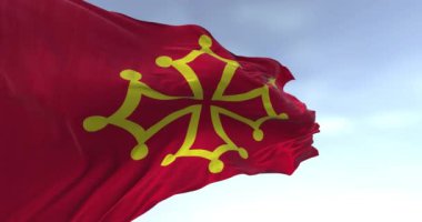 Açık bir günde Occitanie bölgesi bayrağının rüzgarda dalgalanması. Korsika hariç Fransa 'nın idari bölgesi. Kusursuz 3 boyutlu animasyon. Yavaş çekim döngüsü.