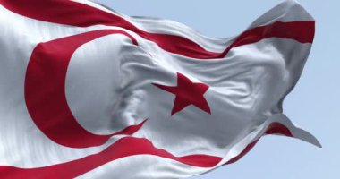 Kuzey Kıbrıs bayrağının rüzgarda dalgalanan yakın çekimi. Doğu Akdeniz 'de kısmen tanınan bir eyalet. Kusursuz 3 boyutlu animasyon. Yavaş çekim döngüsü