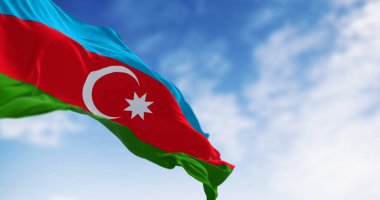 Azerbaycan 'ın ulusal bayrağı açık bir günde rüzgarda sallanıyor. Mavi, kırmızı, yeşil, beyaz hilal ve yıldızlı üç renkli yatay renk. 3 boyutlu illüstrasyon. Seçici odak