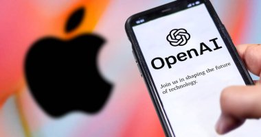Cupertino, CA, 10 Haziran 2024; OpenAI logosu arka planda Apple logosunun bulanık olduğu bir akıllı telefon ekranında görüntülendi. WWDC 2024 'te Apple ve OpenAI arasındaki ortaklık. İllüstrasyon Editörü