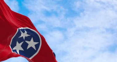Tennessee eyalet bayrağının yakın çekimi. Merkezinde üç beyaz yıldız bulunan mavi daireli kırmızı alan. Amerikan bayrağı. Kusursuz 3 boyutlu animasyon. Yavaş çekim döngüsü. Seçici odak
