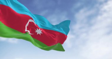 Azerbaycan 'ın ulusal bayrağı açık bir günde dalgalanıyor. Mavi, kırmızı, yeşil, beyaz hilal ve yıldızlı üç renkli yatay renk. Kusursuz 3 boyutlu animasyon. Yavaş çekim döngüsü. Seçici odak