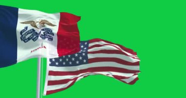 Iowa eyaleti bayrağı rüzgarda dalgalanırken Amerikan ulusal bayrağı yeşil arka planda izole edildi. Kusursuz 3D canlandırma animasyonu. Krom anahtar. Yavaş çekim döngüsü. Yeşil ekran. 4 bin. Seçici odak
