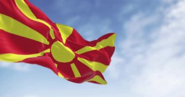 Kuzey Makedonya ulusal bayrağı açık bir günde dalgalanıyor. Kırmızı bir alanın kenarlarına kadar uzanan sekiz ışınlı stilize sarı güneş. Kusursuz 3 boyutlu animasyon. Yavaş çekim döngüsü. Seçici odak