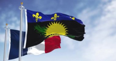 Açık bir günde Guadeloupe bayrağı Fransız bayrağıyla dalgalanıyor. Denizaşırı departman ve Fransa bölgesi. Kusursuz 3 boyutlu animasyon. Yavaş çekim döngüsü. Seçici odak