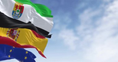 Extremadura bayrağının yakın çekimleri İspanyol ve Avrupa Birliği bayraklarıyla dalgalanıyor. İspanyol özerk topluluğu. Kusursuz 3 boyutlu animasyon. Yavaş çekim döngüsü. Seçici odak