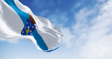 Galiçya bayrağı açık havada dalgalanıyor. İspanya Özerk Topluluğu. Üzerinde arma olan mavi çapraz bantlı beyaz. 3D illüstrasyon canlandırıcı. Seçici odaklanma. Çırpınan kumaş