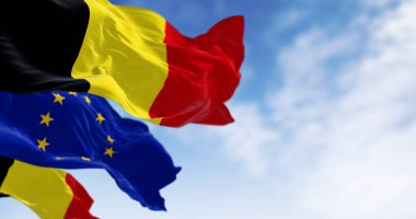 Belçika ve Avrupa Birliği bayrakları açık bir günde birlikte dalgalanıyor. Demokrasi ve politika. Avrupa ülkesi. 3D illüstrasyon canlandırıcı. Kanat çırpan kumaş. Seçici odak