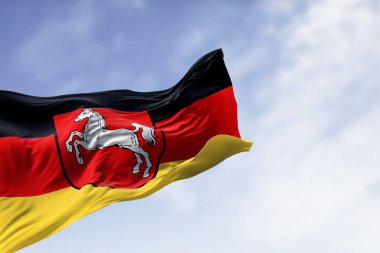 Saxony eyaletinin bayrağı açık havada sallanıyor. Siyah, kırmızı ve sarı çizgili, ortasında armalar olan. Alman devleti. 3 boyutlu illüstrasyon. Dalgalanan kumaş. Seçici odak