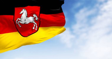 Saxony eyaletinin bayrağı açık havada sallanıyor. Siyah, kırmızı ve sarı çizgili, ortasında armalar olan. Alman devleti. 3 boyutlu illüstrasyon. Dalgalanan kumaş. Seçici odak