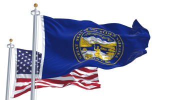 Arka planda Amerikan bayrağı sallanan Nebraska eyaleti bayrağı. Ortasında Nebraska 'nın büyük bir devlet mührü olan koyu mavi. 3D illüstrasyon canlandırıcı. Amerikan bayrağı. Şeffaf arkaplan