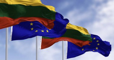 Açık bir günde Litvanya ve Avrupa Birliği bayrakları el sallıyor. Litvanya 2004 yılında Avrupa Birliği üyesi oldu. 3 boyutlu illüstrasyon. Dalgalı kumaş. Seçici odak