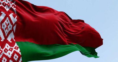 Belarus 'un ulusal bayrağının açık bir günde rüzgarda dalgalanması. Beyaz ve kırmızı süslemeli kırmızı ve kırmızı bayrak. Personel bitiş çizimine yerleştirilmiş. Dalgalanan tekstil