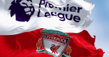 Liverpool, İngiltere; 14 Ağustos 2024: Liverpool Futbol Kulübü ve Premier Lig bayrakları dalgalanıyor. İllüstrasyon 3d illüstrasyon canlandırması. Kanat çırpan kumaş. Seçici odak