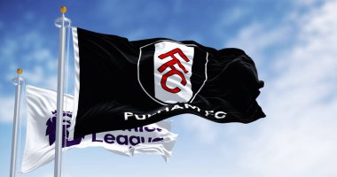 Londra, İngiltere, 5 Ağustos 2024: Fulham Futbol Kulübü ve Premier League bayrakları dalgalanıyor. Londra merkezli profesyonel futbol kulübü. İngiliz Premier Ligi. Resimli 3d illüstrasyon oluşturucu