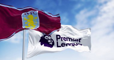 Birmingham, İngiltere, 21 Ağustos 2024: Aston Villa ve Premier Lig bayrakları açık bir günde dalgalanıyor. Kanat çırpan kumaş. İllüstrasyon 3d illüstrasyon canlandırması. Sallanan bayrak