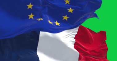 Fransa bayrağı ve Avrupa Birliği 'nin yeşil arka planda el sallaması. Kusursuz 3D canlandırma animasyonu. Krom anahtar. Yavaş çekim döngüsü. Yeşil ekran. 4 bin. Seçici odak