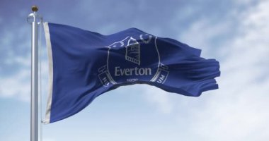 Liverpool, İngiltere, 21 Ağustos 2024: Everton Futbol Kulübü bayrağı açık bir günde dalgalanıyor. Profesyonel İngiliz Futbol Kulübü. Kusursuz 3 boyutlu animasyon. Yavaş çekim döngüsü. Seçici odak