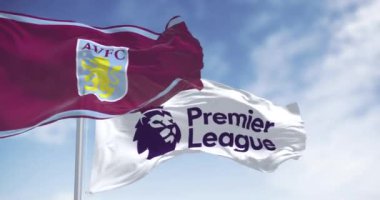 Birmingham, İngiltere, 21 Ağustos 2024: Aston Villa ve Premier Lig bayrakları açık bir günde dalgalanıyor. Kusursuz 3 boyutlu animasyon. Yavaş çekim döngüsü. Seçici odak