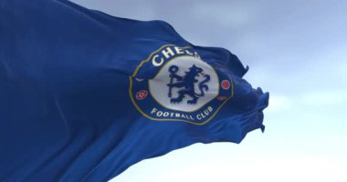 Londra, İngiltere, 10 Ağustos 2024: Açık bir günde Chelsea Futbol Kulübü bayrağının dalgalanması. Blue Heraldic aslanı asayı tutuyor. Kusursuz 3 boyutlu animasyon. Yavaş çekim döngüsü. Seçici odak