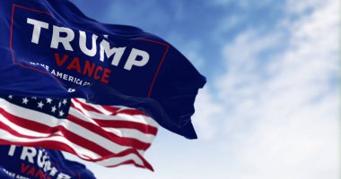 Arlington, ABD, 22 Ağustos 2024: Donald Trump ve JD Vance 2024 başkanlık kampanyası bayrağı birlikte dalgalanmaktadır. 2024 ABD başkanlık seçimi. 3d illüstrasyon oluşturucu