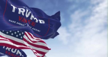 Arlington, ABD, 22 Ağustos 2024 Trump Vance 2024 Amerikan bayrağı dalgalanması. 2024 ABD başkanlık seçimi. Kusursuz 3 boyutlu animasyon. Yavaş çekim döngüsü. Seçici odak