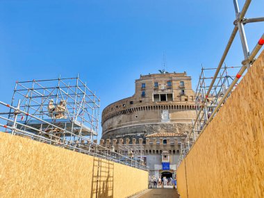 Roma, IT, 12 Eylül 2024 Roma 'da Sant' Angelo Kalesi yakınlarındaki Ponte Sant 'Angelo' nun melek heykellerinde restorasyon çalışmaları sürüyor. Yenilenme, 2025 yılının hazırlıklarının bir parçası..