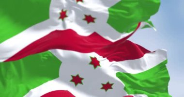 Amerika Birleşik Devletleri ve Avrupa Birliği 'nin bayrakları açık bir günde rüzgarda sallanıyor. Kusursuz 3 boyutlu animasyon. Yavaş çekim döngüsü. Seçici odak