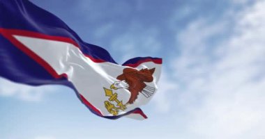 Amerika Birleşik Devletleri ve Avrupa Birliği 'nin bayrakları açık bir günde rüzgarda sallanıyor. Kusursuz 3 boyutlu animasyon. Yavaş çekim döngüsü. Seçici odak