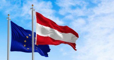 Avusturya ve Avrupa Birliği bayrakları açık bir günde birlikte dalgalanıyor. Demokrasi ve politika. Avrupa ülkesi. 3D illüstrasyon canlandırıcı. Kanat çırpan kumaş. Seçici odak